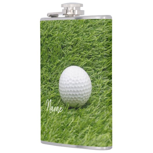 Golfbal op groen gras heupfles (Links)