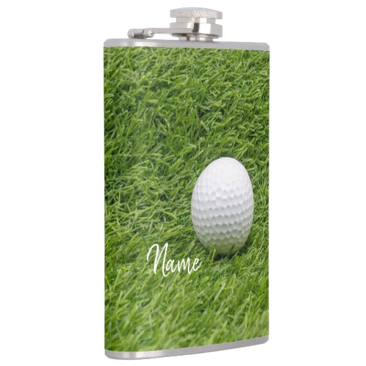 Golfbal op groen gras heupfles (Rechts)