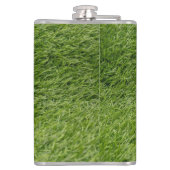 Golfbal op groen gras heupfles (Achterkant)