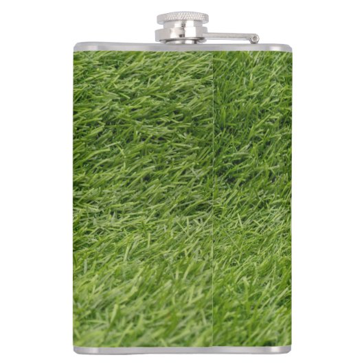 Golfbal op groen gras heupfles (Achterkant)