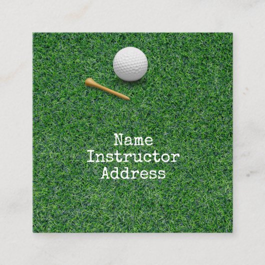 Golfbal op groen gras vierkante visitekaartje (Voorkant)
