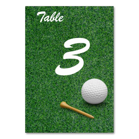 Golfbal op groen gras voor golfpartij kaart (Voorkant)