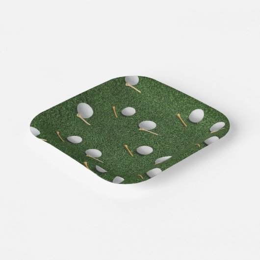 Golfbal op groen gras voor golfpartij papieren bordje (Gebogen)
