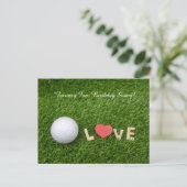 Golfbal op groen gras voor verjaardag golfer briefkaart (Staand voorkant)