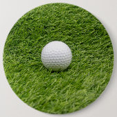Golfbal op groene golfbal ronde button 6,0 cm (Voorkant)