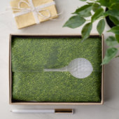 Golfbal op groene gras achtergrond tissuepapier (Geschenk)