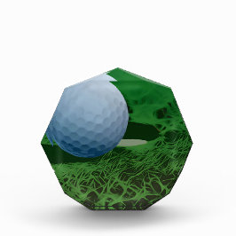Golfbal op het groen fotoblokken