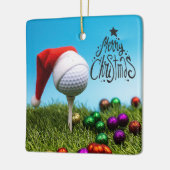 Golfbal op het t-shirt met kerstmanhoed keramisch ornament (Links)