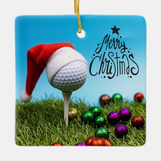Golfbal op het t-shirt met kerstmanhoed keramisch ornament (Voorkant)
