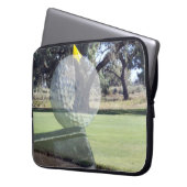 Golfbal op papier in een gelaagde samenstelling, laptop sleeve (Voorkant Links)