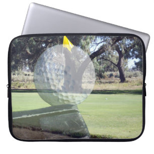 Golfbal op papier in een gelaagde samenstelling, laptop sleeve