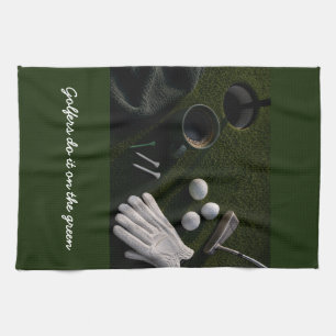 Golfbal op putting green theedoek