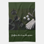 Golfbal op putting green theedoek (Verticaal)