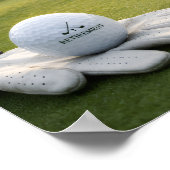 Golfbal op putting green voor golfer pensionering poster (Hoek)