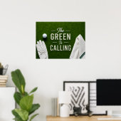 Golfbal op putting green voor golfer  poster (Thuiskantoor)