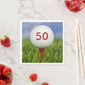 golfbal op rode tee servet (Insitu)
