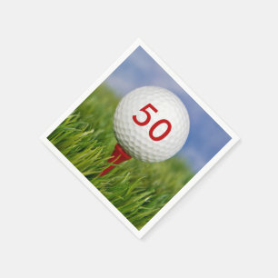 golfbal op rode tee servet