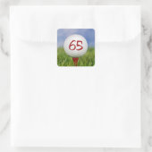 Golfbal op rood t-shirt 65e verjaardag vierkante sticker (Tas)