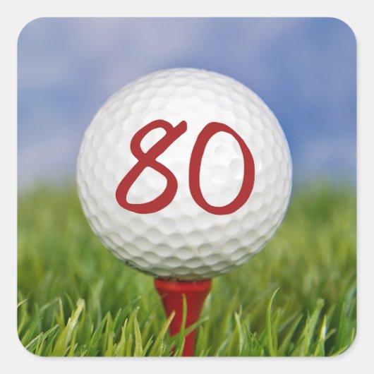 Golfbal op rood t-shirt 80e verjaardag vierkante sticker (Voorkant)