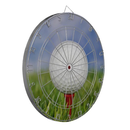 Golfbal op rood T-shirt Dartbord (Voorkant Links)