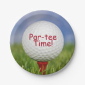 Golfbal op rood t-shirt in gras papieren bordje (Voorkant)