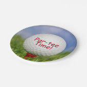 Golfbal op rood t-shirt in gras papieren bordje (Gekanteld)