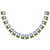 Golfbal op rood t-shirt in gras vlaggetjes (Alle)