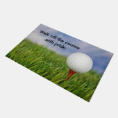 Golfbal op rood T-shirt met citaat Deurmat (Schuin)