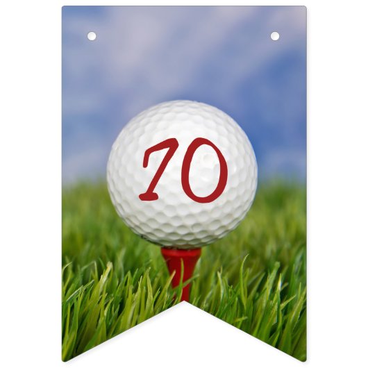 Golfbal op t-shirt in gras voor 70ste verjaardag vlaggetjes (Derde vlag)