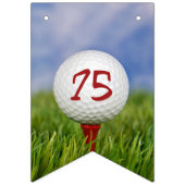 Golfbal op t-shirt in gras voor 75e verjaardag vlaggetjes (Derde vlag)