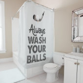 Golfbal op t-shirt met ijzer was altijd je ballen douchegordijn (In situ)