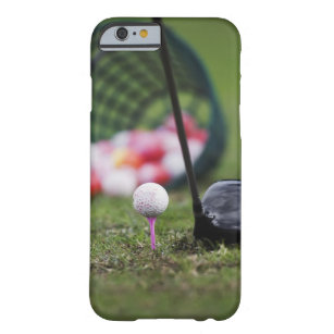 Golfbal op t-shirt naast golfclub barely there iPhone 6 hoesje