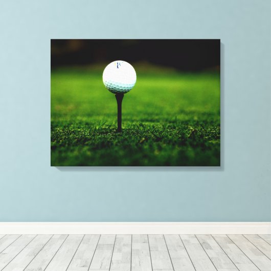 Golfbal op T-shirt, Rich Green Turf Canvas Print (Insitu (Houten vloer))