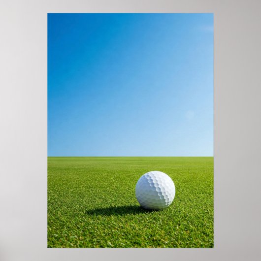 Golfbal op zonnige fairway scène poster (Voorkant)