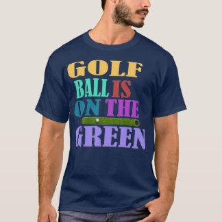 Golfbal staat op de groene triblend t-shirt