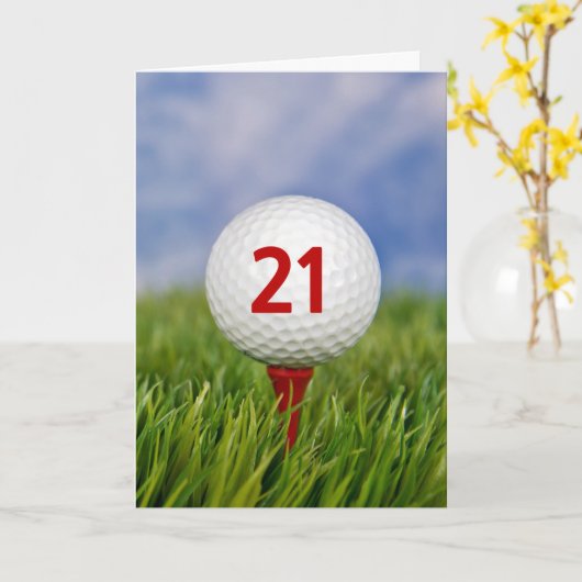 Golfbal voor 21e verjaardag op rode tee kaart (Gele Bloem)