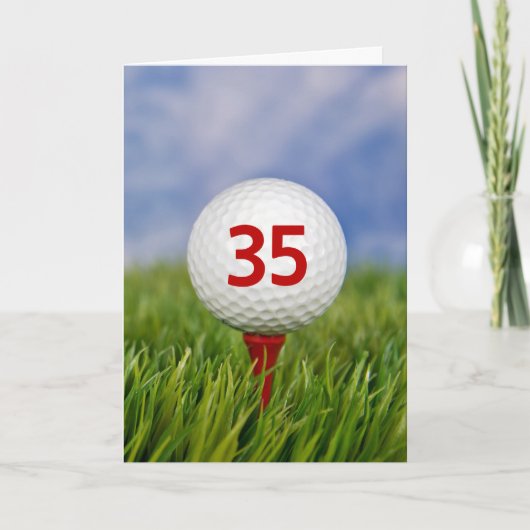 Golfbal voor 35e verjaardag op rode tee kaart (Voorkant)