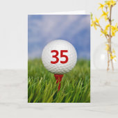 Golfbal voor 35e verjaardag op rode tee kaart (Gele Bloem)