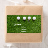 Golfballen en t-shirt op groengras etiket (Insitu)