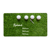 Golfballen en t-shirt op groengras etiket (Voorkant)