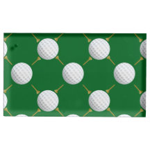 Golfballen en T - shirts op groen