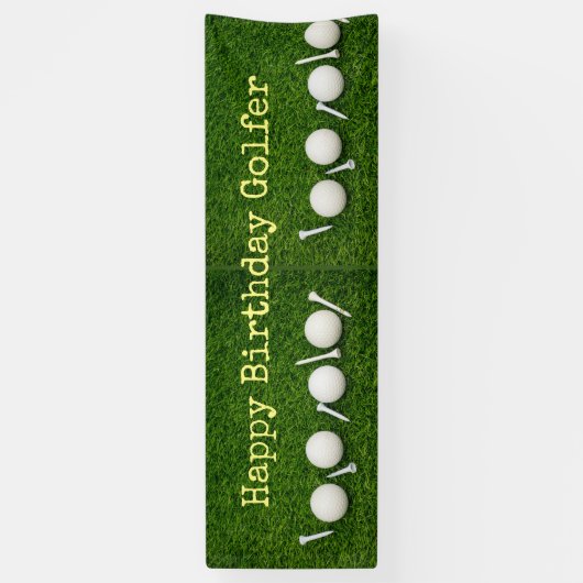 Golfballen en t - shirts op groene achtergrond spandoek (Verticaal)