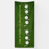 Golfballen en t - shirts op groene achtergrond spandoek (Verticaal)