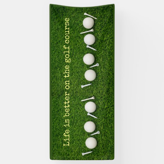 Golfballen en t - shirts op groene achtergrond spandoek (Verticaal)