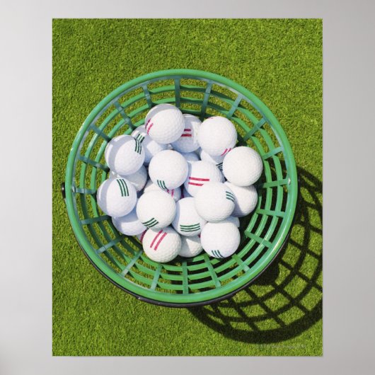 Golfballen in een mand die op korte groene poster (Voorkant)