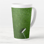 Golfballen liggen op groen gras latte mok (Rechterhoek)