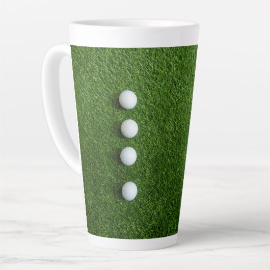 Golfballen liggen op groen gras latte mok (Linkerhoek)