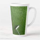 Golfballen liggen op groen gras latte mok (Rechts)