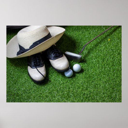 Golfballen liggen op groen gras poster (Voorkant)