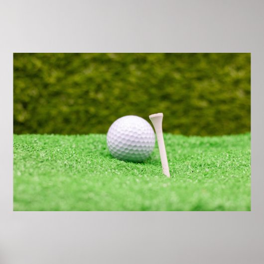 Golfballen liggen op groen gras poster (Voorkant)